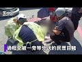 路口沒紅綠燈 婦人騎車遭撞飛「空中翻一圈」重摔地送醫｜tvbs新聞