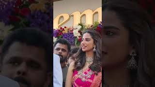 மீனு சாரீஸ் கியூட் ஸ்மைல் 🥰#trending #shortsfeed #shortsviral #tamilsong #weading #shorts