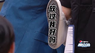 【明日之子樂團季︱未播花絮】廖俊濤出場被抬著進來？！