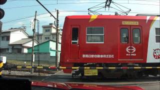 群馬県高崎市吉井町の吉井駅付近にて電車の踏切通過待ちをする。