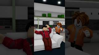 اذا اشتغلت نغمه الاخبار🎵 وانا ورا ابوي 😂#roblox #روبلوكس #ماب_البيوت