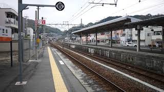 山陽本線　笠岡駅を貨物列車が通過