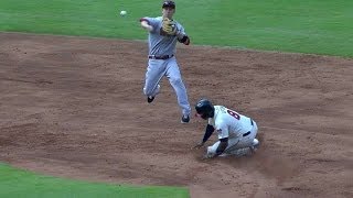 ARI@ATL: Heyward hustles to avoid the double play