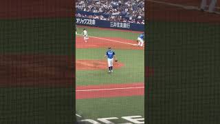 味方の守備に呆れるバウアー