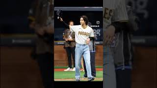 #rowoon The first pitch before the opening game of major league baseball  des États-Unis