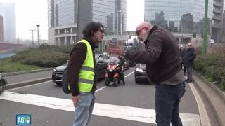 Milano: gli attivisti bloccano di nuovo il traffico, l’automobista sbotta: «Fuori dai c...»