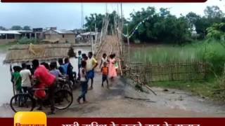 People cross the river with risking their lives in Jharkhand