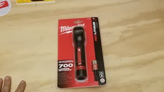 Milwaukee USB Rechargeable 700L Flashlight Kit