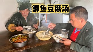 茂平刚出院，阿牛下厨做上两碗鲫鱼豆腐汤，老辈子直呼汤鲜肉嫩