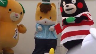 くまモン　ラグビーボールをキックだモン　(2016.2.14　西梅田スクエア)