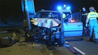 Automobilist rijdt lantaarnpalen en verkeerslicht uit de grond