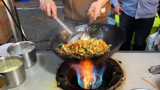 中国街边美食炒河粉 - Fried Rice Noodles