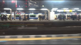 夜は特に青い帯が映える新橋駅に停車中の上野東京ライン常磐線上りE531系