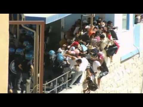 Italian police beat migrants in Lampedusa clashes Italian police beat migrants in Lampedusa clashes