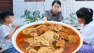 【农家的小勇】小勇蒸口袋饼，装上卤豆腐串、卤豆皮，味道鲜香，麻辣够劲，吃的真过瘾