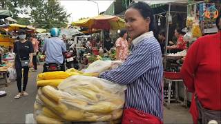 ពោតស្ងោរដឹកតាមកង់ មានពោតក្រហម​ ពោតសមួយតម្លៃ១៥០០រៀលលក់នៅផ្សារចាស់/ Boiled corn sweet Delicious