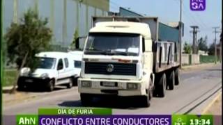 Camionero tuvo su día de furia: Atropelló a otro conductor y arrasó con camionetas