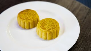 Savorology makes lava custard moon cakes in Toronto