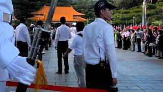 台湾「忠烈祠」衛兵交代・大門前1