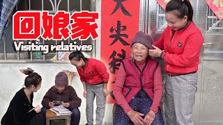 9妹拎大包小包回娘家，老媽卻捧著手機直樂，9妹凑近一看也樂了【巧婦9妹】