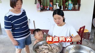 小八现在无辣不欢，给她整了锅辣卤鸭头，她却直说没味道