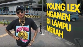 Sambil Bawa CIU, Young Lex Ngamen di Lampu Merah