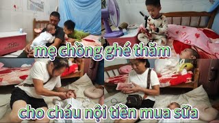 Mẹ chồng ghé thăm cho cháu nội tiền mua sữa