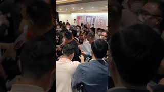 20211024  沙田新樓盤 售樓處兩班地產代理起紛爭(1/3) (Two shifts of real estate agents in the new real estate in Sha Ti