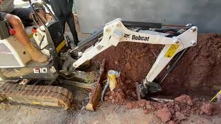 Abrindo valeta bobcat e10