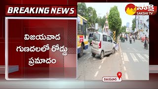 విజ‌య‌వాడ గుణ‌ద‌ల‌లో రోడ్డు ప్ర‌మాదం | Vijayawada | Sakshi TV