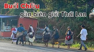 Buổi chiều bước chân Quý Thầy bộ hành an lạc sắp đến biên giới thái lan