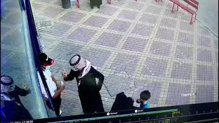 اعتداء على رجل امن في اثناء اداء عمله سبب تطبيق توكلنا