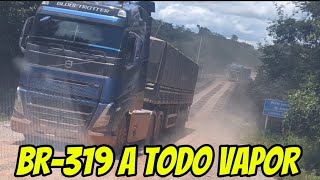 VERÃO NA BR-319, POEIRA E MUITAS CARRETAS E CARROS DE PASSEIOS CRUZANDO A RODOVIA.