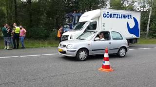 Vrachtwagen verliest aandrijfas op A35 bij Hengelo, automobilist botst er bovenop