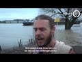 Frank zwemt in de IJssel, ook als het ijskoude water heel hoog staat