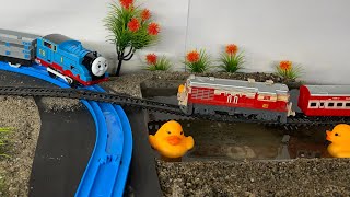 DIY | Centy toy train vs Thomas toy train, mini toy train videos | toy train play