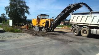 Wirtgen W2100 is milling off the street Part 2.