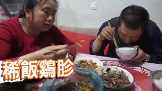 雪天終於休息不放羊！老兩口看電視還乾啥？熱乎稀飯配鴨胗，過癮【泥土大黑】