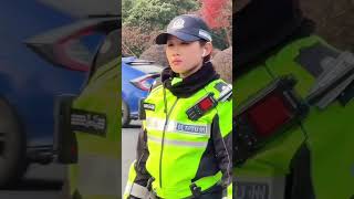 小狐狸🦊警官：一群老六时时刻刻盯着感觉好笑又无奈#西湖女子巡逻队 #杭州女交警