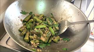 มะเขือยาวผัดปลาเค็ม กับข้าว Stir - Fried Eggplant with Salted Fish by ครัวหรรษา