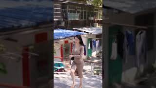 街拍肉肉女生，丰满好身材