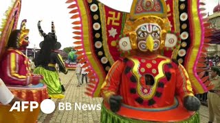 恐怖の女神や猿の神が「降臨」 インドでヒンズー教の祭りシーズン到来（2024年10月撮影）