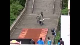 Kelly McGarry Crashes Hard in China