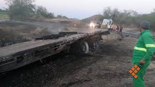 Confirman 3 muertos por choque de tráiler y camioneta en la Siglo 21