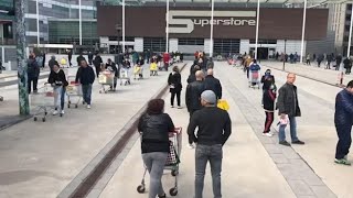 La fila chilometrica al supermercato di San Donato Milanese