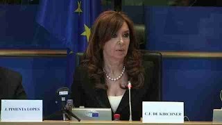 Fernández de Kirchner denuncia en Bruselas la "estafa electoral" de Macri