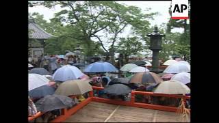 Traditional bamboo chopping performance passes through generations