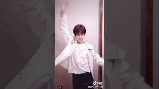 Sorry I laughed a little loud 😂🤣 hahaha why so cute Chengyi👏 he dances as promise to reach 10K index