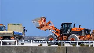 ホイルローダー2台とダンプカー砂利山構内移動