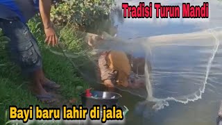 Tradisi Turun Mandi Bayi Baru Lahir